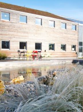 Baignade naturelle aménagée à côté des bureaux